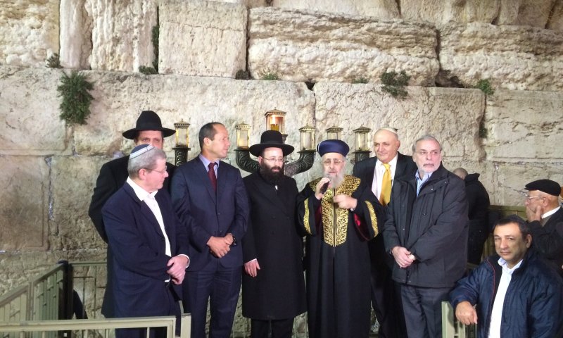 הדלקת נר חנוכה במקום הקרוב ביותר לנס פך השמן