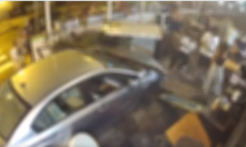 נהג רכב איבד שליטה והתפרץ לבר בגבעתיים| צפו