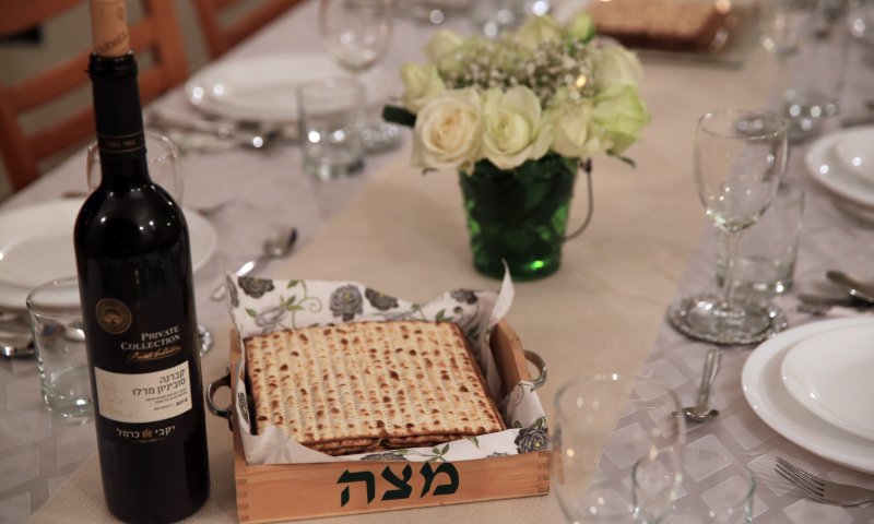 הלכות חג הפסח שחל בשבת לפי מנהגי כל העדות