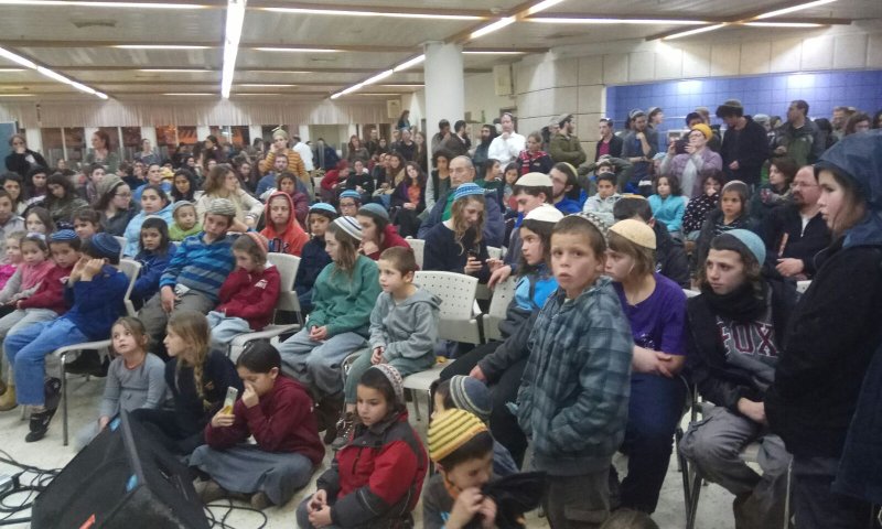 מתפללים בין ההריסות: "תקווה לישוב חדש"