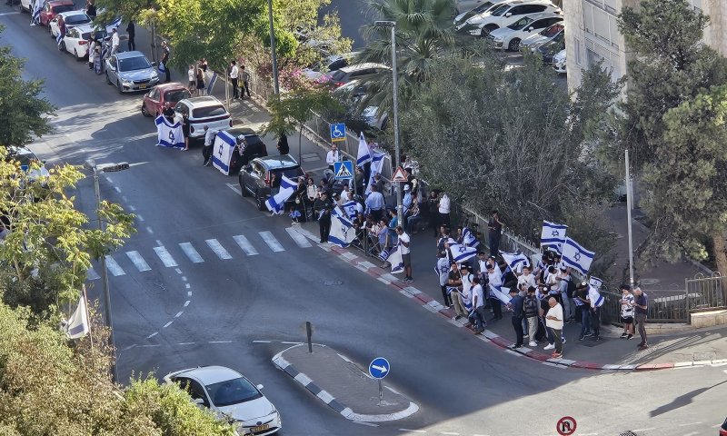 דרכו האחרונה: תושבי ירושלים הקיפו את החלל בדגלי ישראל