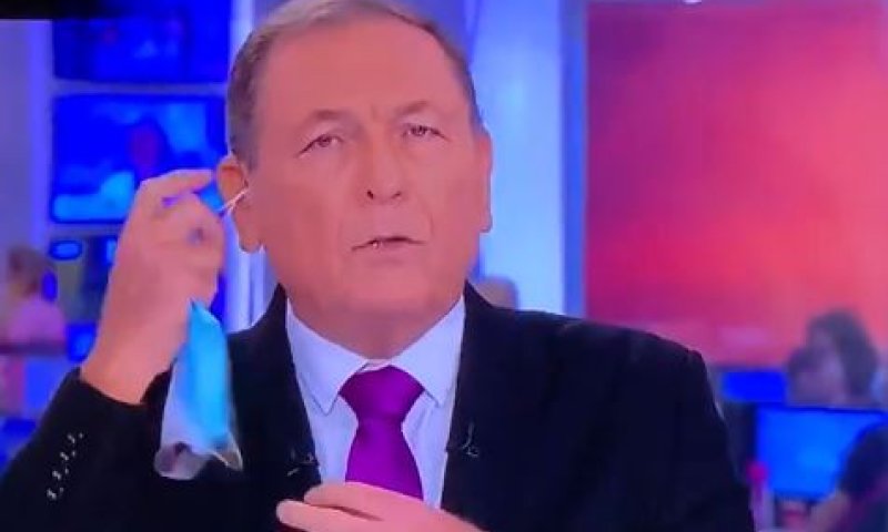 אופס: כשעודד בן עמי ניסה להסיר מסיכה בשידור. צפו