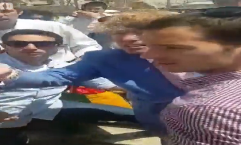 צפו: המליונר חילק כסף בכותל, ההמונים התנפלו