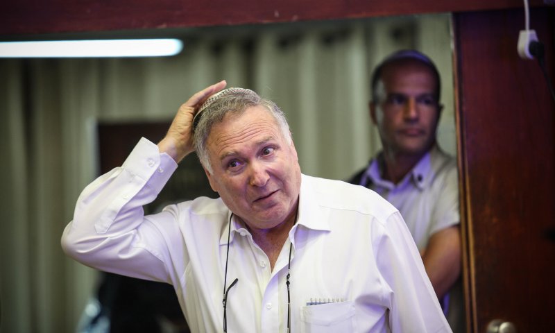 העדות נגד נתן אשל נחשפת: צילם מתחת לחצאית