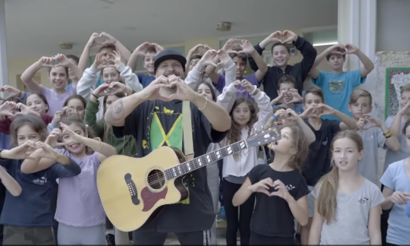 מרגש: ילדים מעזה,ישראל ועיראק התאחדו לשיר אחד