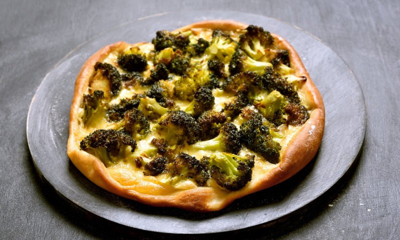 זמן לגוון: מתכון לפיצה עם אבוקדו וברוקולי