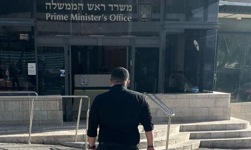 ניסיון אחרון? אלמוג כהן נכנס לשיחה דחופה אצל נתניהו