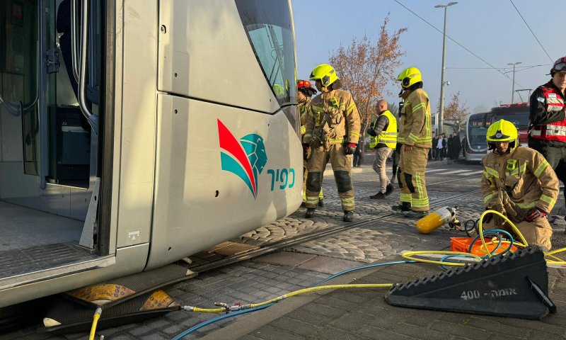 אדם נלכד מתחת לרכבת הקלה בירושלים