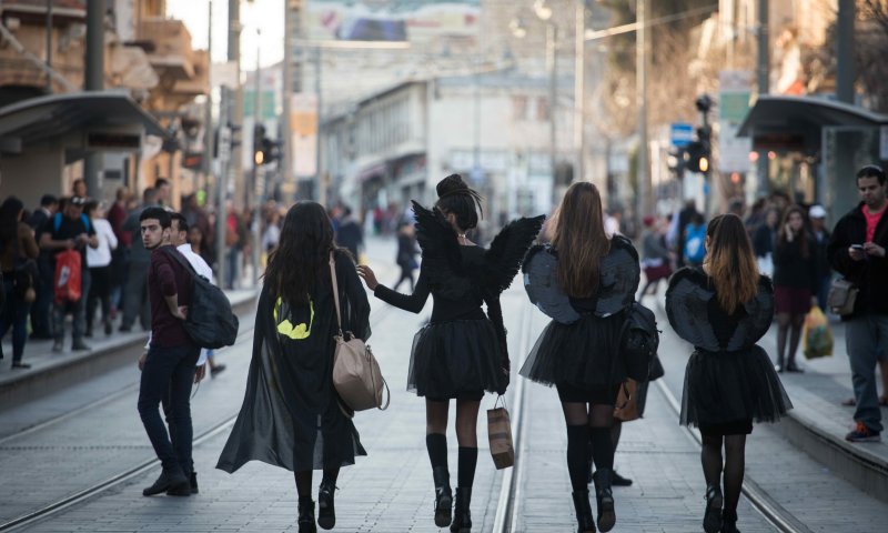 הסרוגה שיוצאת להילחם בתחפושות המחפיצות