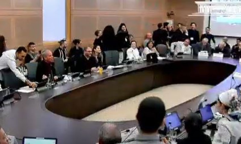 אירוע חריג: פעילי מחאה התפרצו לדיון ועדת חוקה