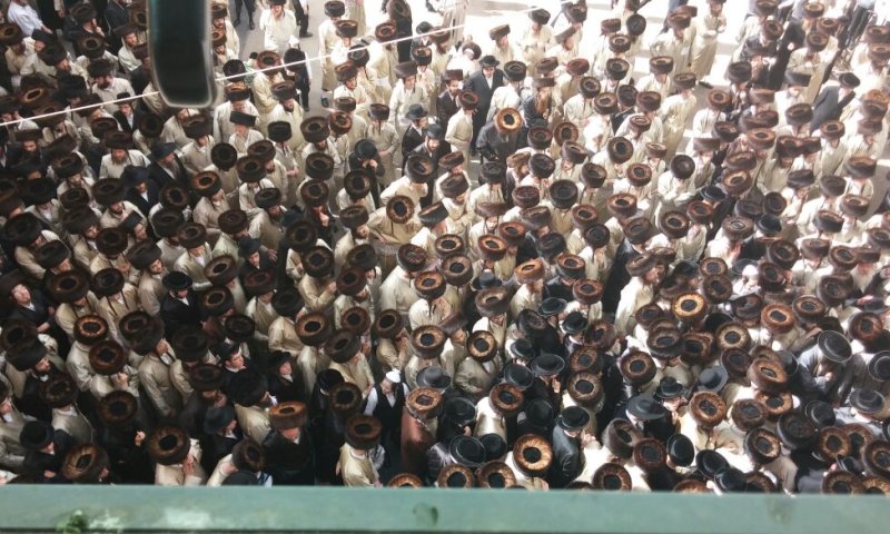 אלפים בלווית הבחור יצחק סאמט ז"ל. גלריה