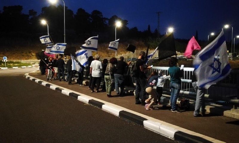 חיסול בכיר אל-קאעידה; מפגינים נעצרו בדרך לי-ם