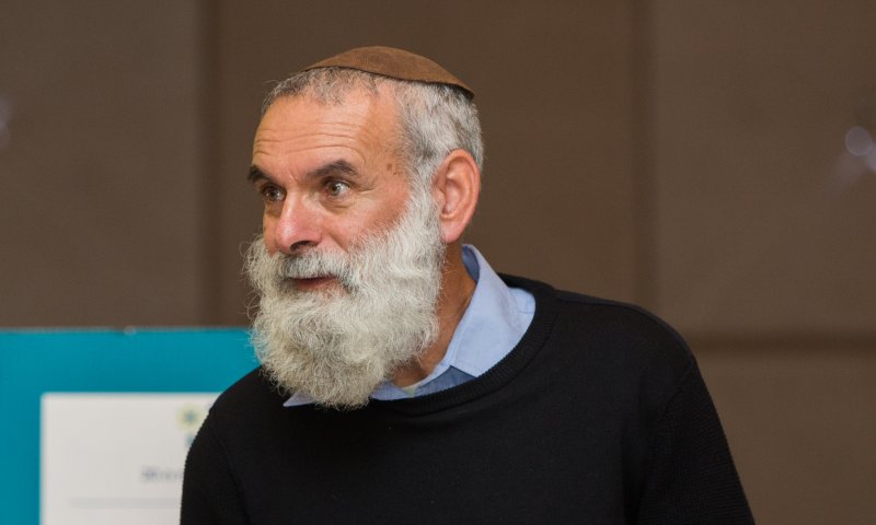 הרב רונצקי מכחיש את הדיווחים על פרישתו