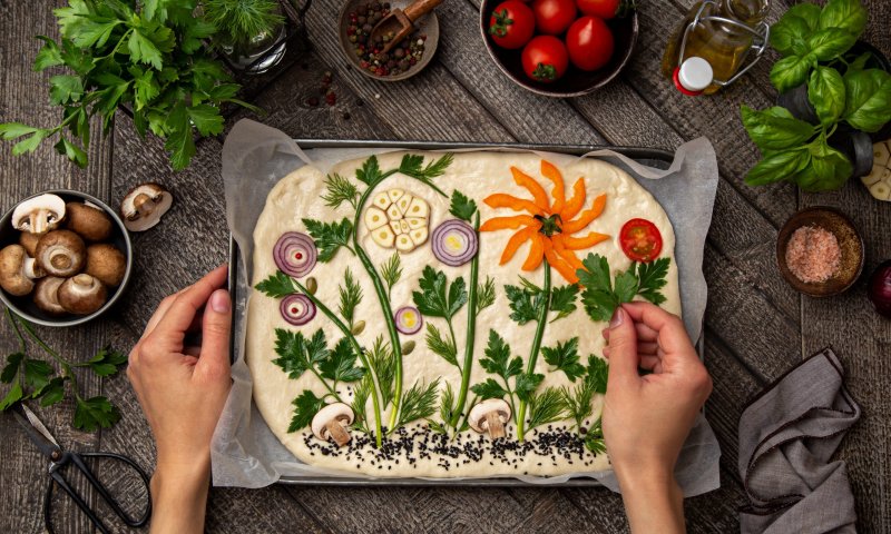 הלהיט לשבועות: כך תכינו בקלות פוקצ'ה צבעונית