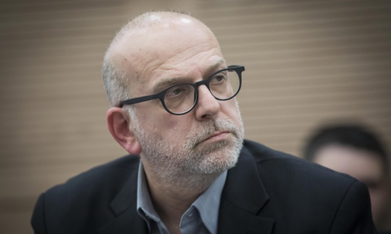 לפטר את המגיש שכינה את מדרשי חז"ל "מגוחכים"