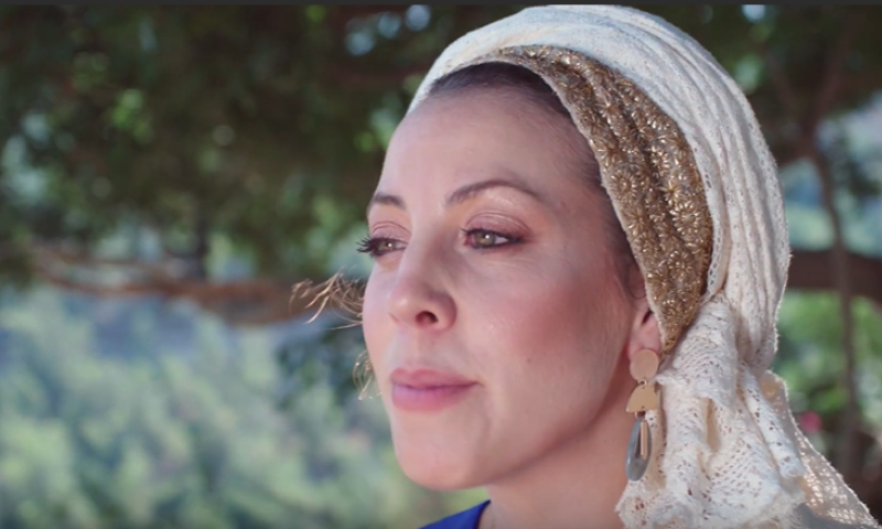 "היססתי מה יחשבו": הזמרת הסרוגה שרוצה שתזהו אותה