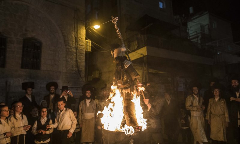 נעצרו חשודים בשריפת בובת החייל בל"ג בעומר