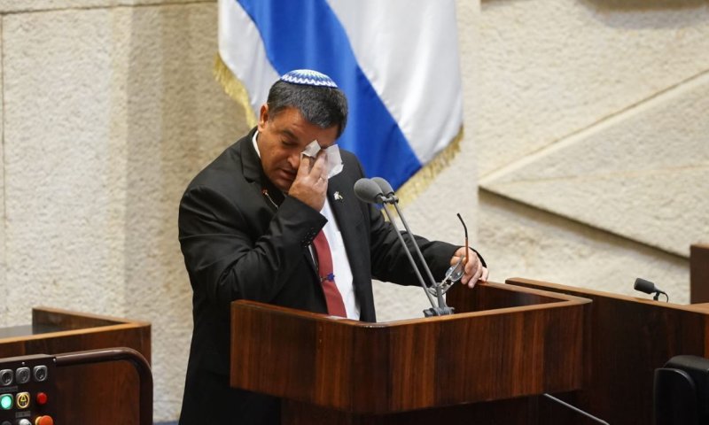 ח"כ ביטון השתנק בבכי: "35 שנה אני פוקד את קבר אחי"