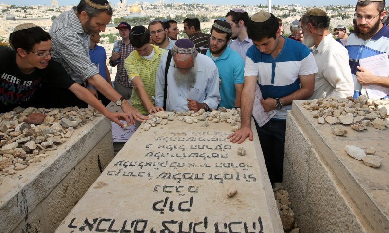 ג' באלול: אלפים עלו לציון קברו של הרב קוק
