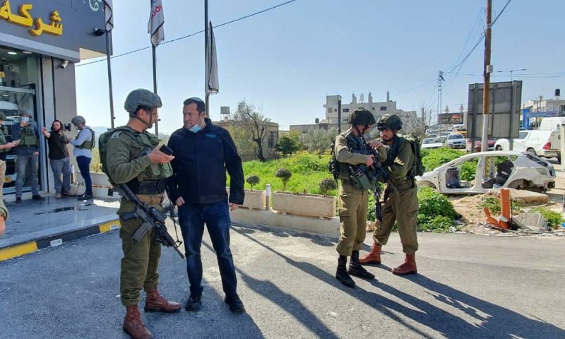 פיגוע דקירה בצומת יצהר. האזרח נאבק בידיים חשופות