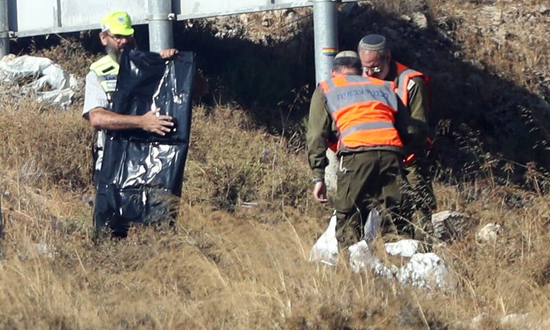 מצוד אחר המחבל: צפו בתיעוד מזירת הפיגוע