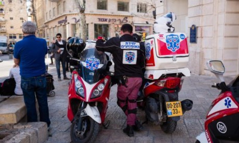 לאחר כרבע שעה: פעוטה חולצה מרכב נעול