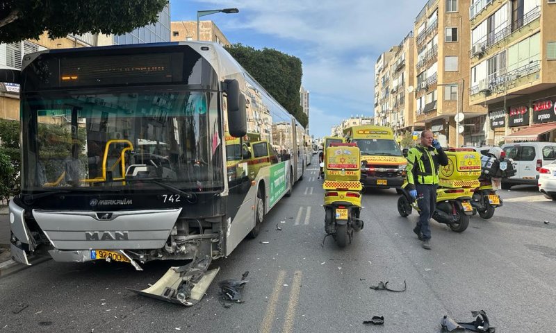 רוכב אופנוע נפגע מאוטובוס: מצבו בינוני