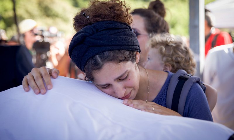 תמונות קורעות לב: ילד בן שנה קובר את אביו