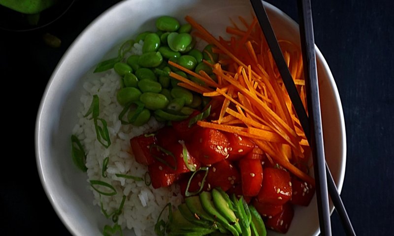 כך תכינו בעצמכם קערת סושי טעימה ובריאה