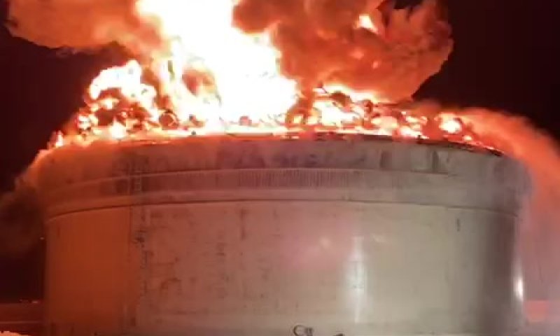 להבות ענק: פגיעה ישירה במכלי הנפט באשקלון