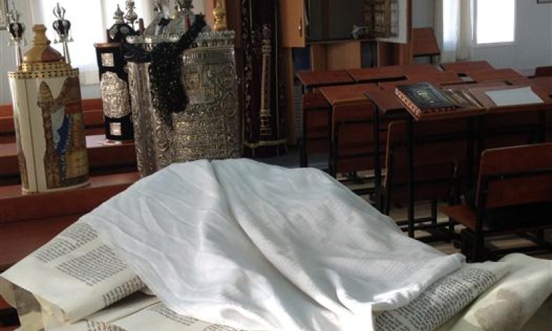 בית הכנסת נפרץ, ספרי התורה נקרעו והושלכו על הרצפה