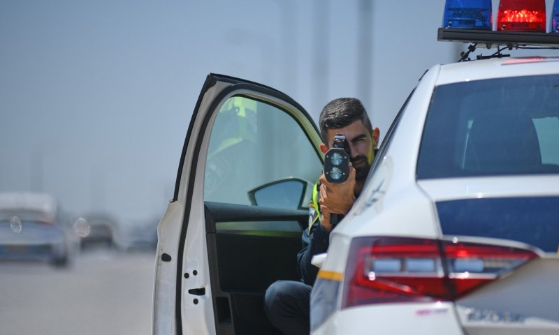 נסע בפראות נגד כיוון התנועה ופרץ מחסום | צפו בתיעוד המרדף