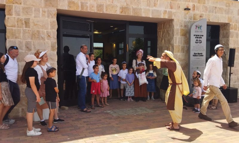 למרות המלחמה והחום &ndash; אלפי מטיילים בשומרון