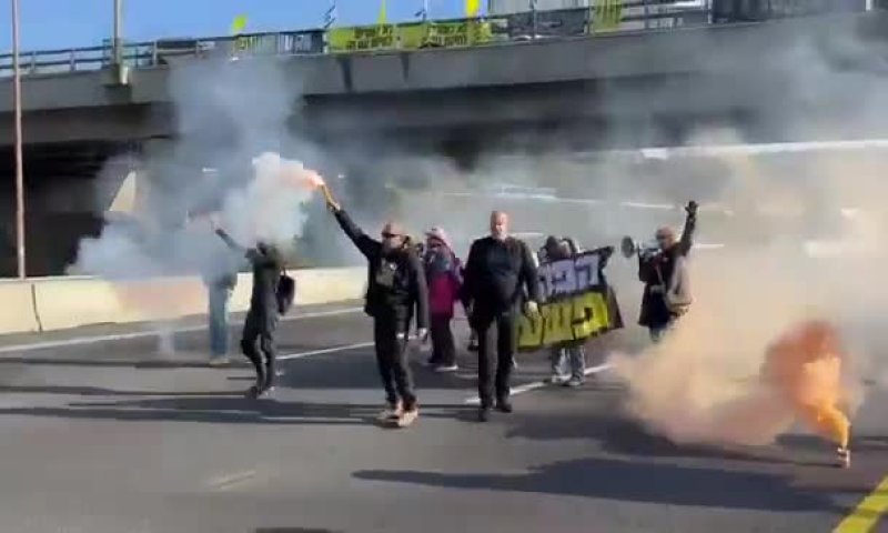 לפני כינוס הקבינט: משפחות החטופים חסמו את כביש 1