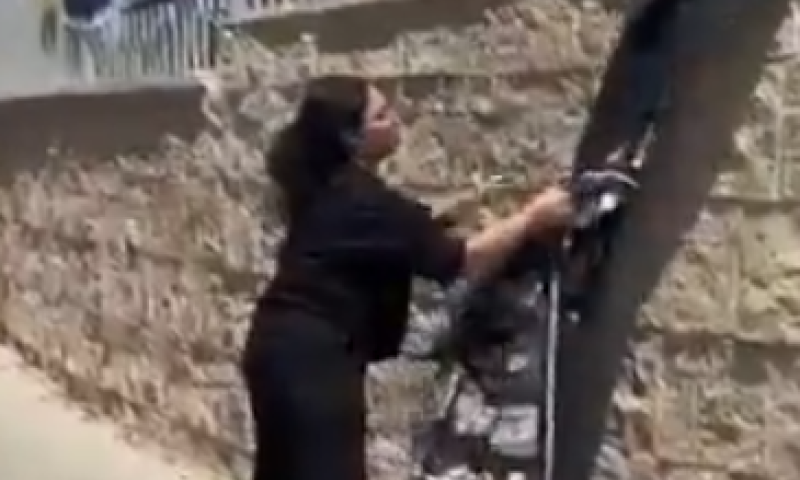 השופטת לשעבר תועדה תולשת תמונות חטופים. צפו