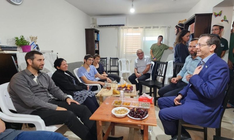 הנשיא הרצוג הגיע לעלי וניחם את משפחות הנרצחים