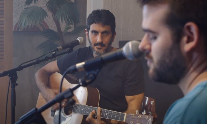 מרגש:צחי הלוי מגשים חלום לפצוע הסרוג מצוק איתן