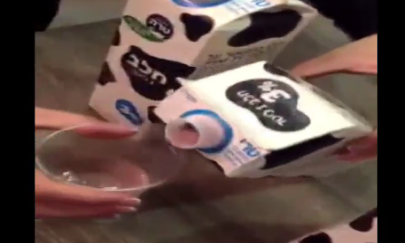 צפו: הלקוחות הופתעו: זה מה שגילו בקרטון החלב