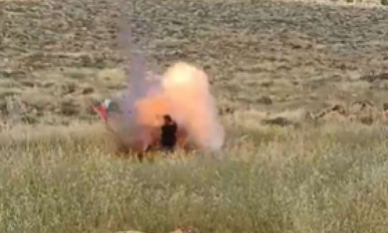 תיעוד דרמטי: תולש את דגל פלסטין והמטען מתפוצץ עליו