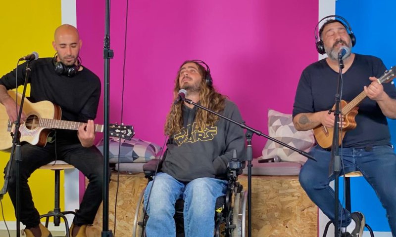 לייב בדסק: להקת הפיל הכחול מבצעת את "לופ"