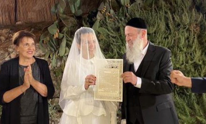 צופית גרנט לא יכלה לבחור שמלת כלה יותר מחמיאה