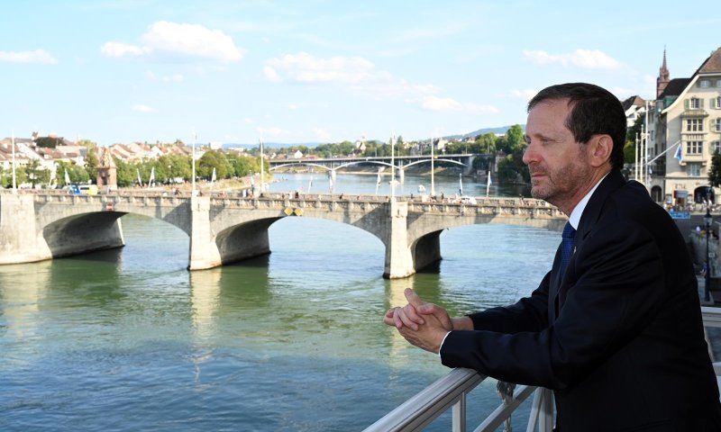 צפו: הרצוג בשחזור לתמונה המפורסמת של הרצל בבאזל