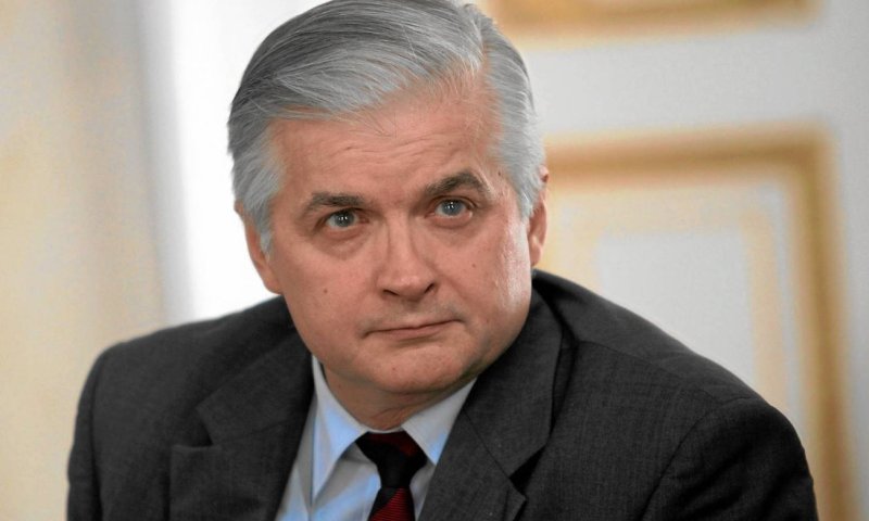 ראש ממשלת פולין לשעבר תוקף את החוק של מדינתו