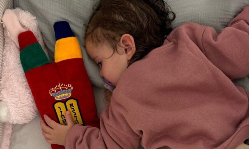 מתוק: בתה של קורין גדעון ישנה עם בובת ספר תורה