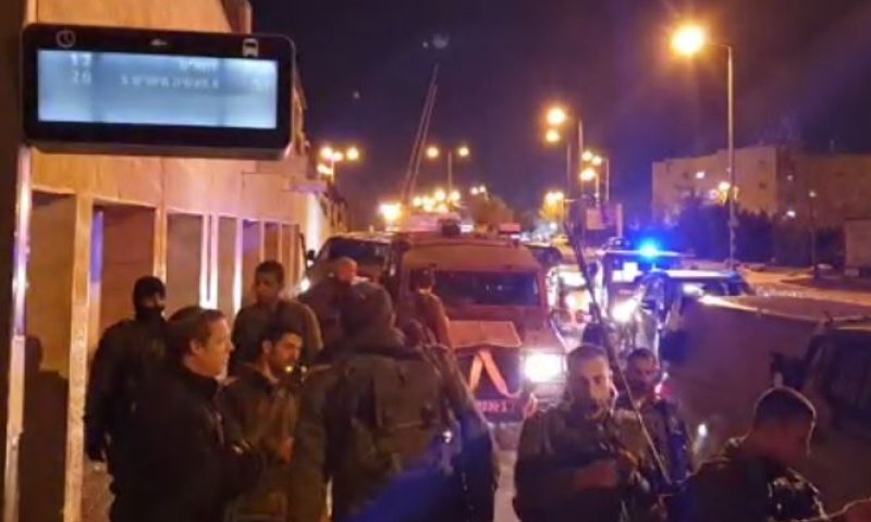 מחבל נתפס בתוך היישוב קריית ארבע. צפו בתיעוד