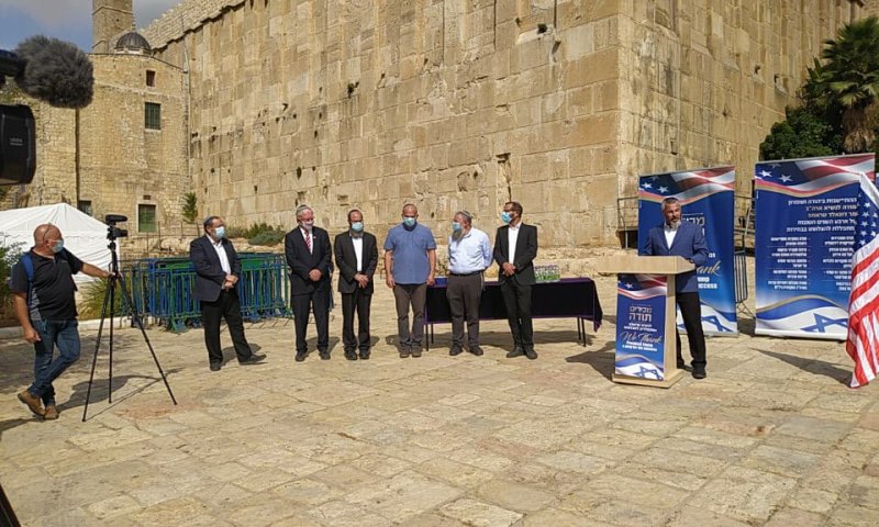 צפו: תפילה במערת המכפלה למען ניצחון טראמפ