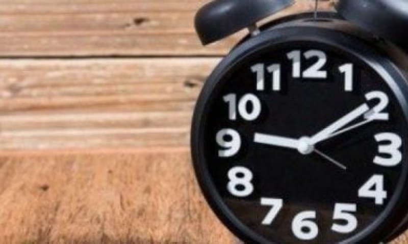 לא רק להזיז את המחוגים: תלמיד נעצר ל־12 יום בגלל טעות בשעון