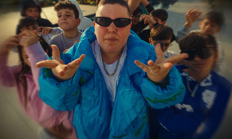 איך בן 13 השיג את עומר אדם לקליפ שלו? הסיפור של "אני הבוס"