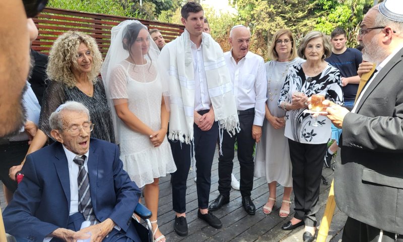 הסב בן ה-102 ביקש, הנכדה הקדימה את החתונה