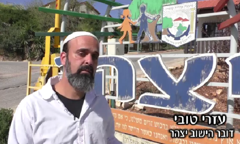 צפו: תושבי יצהר עורכים ליאיר לפיד סיור ביישוב